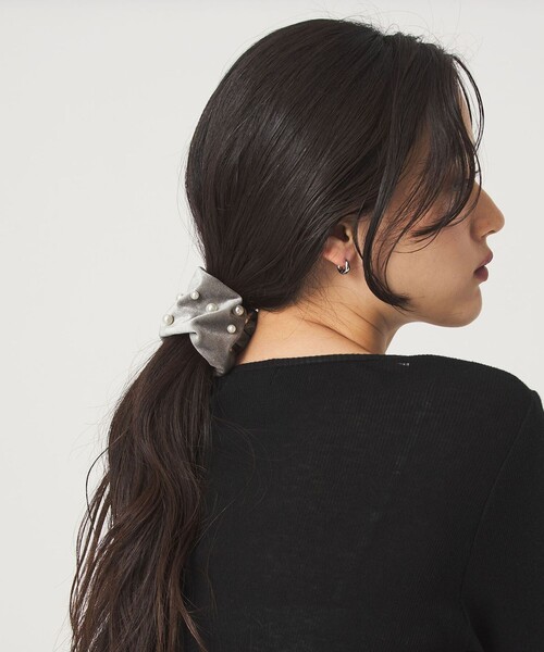 green label relaxing（グリーンレーベルリラクシング）の「【WEB限定】起毛 ヘアカフ（フェイクパール）クラップカフ / ポニーフック / フックポニー（シュシュ・レディース・ライトグレー/ブラック・FREE）」の4枚目の写真