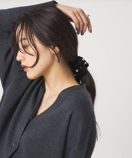 green label relaxing（グリーンレーベルリラクシング）の「【WEB限定】起毛 ヘアカフ（フェイクパール）クラップカフ / ポニーフック / フックポニー（シュシュ・レディース・ライトグレー/ブラック・FREE）」の6枚目の写真