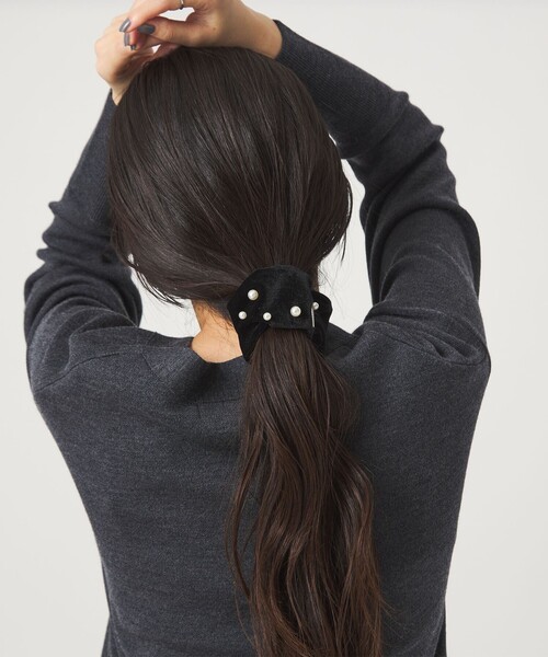 green label relaxing（グリーンレーベルリラクシング）の「【WEB限定】起毛 ヘアカフ（フェイクパール）クラップカフ / ポニーフック / フックポニー（シュシュ・レディース・ライトグレー/ブラック・FREE）」の7枚目の写真