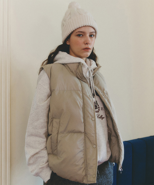 セール】ストーリー ロゴ ダウンベスト ベージュ（ダウンベスト