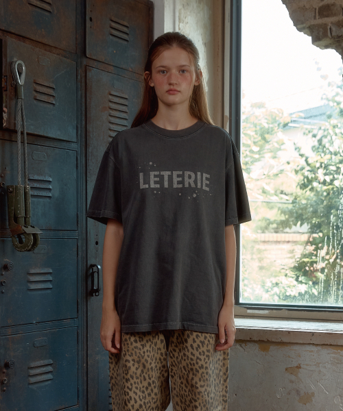 LETERIE（レテリー）の「PAINTED LOGO HALF TEE_CHARCOAL（Tシャツ/カットソー・レディース・チャコール・FREE）」の2枚目の写真
