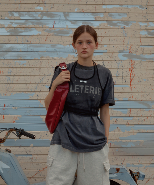 LETERIE（レテリー）の「PAINTED LOGO HALF TEE_CHARCOAL（Tシャツ/カットソー・レディース・チャコール・FREE）」の3枚目の写真