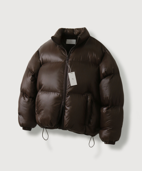 MOOD INSIDE(ムードインサイド)の「男女共用グロッシー プファーショートダウン_Glossy Brown(ダウンジャケット/コート・メンズ・ブラウン・MEDIUM/LARGE/X-LARGE)」の1枚目の写真