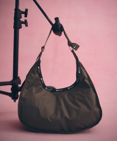 LeSportsac（レスポートサック）の「【LeSportsac for ADAM ET ROPE'】LARGE SPORTSAC LT (SOLID)（ショルダーバッグ・レディース・ブラック/ブラウン・FREE）」の5枚目の写真