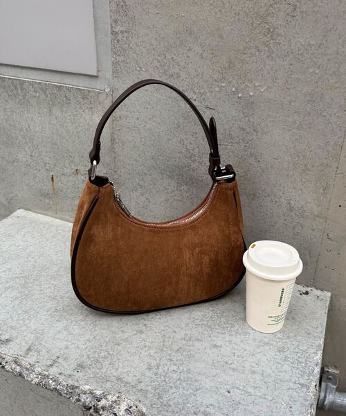 fredy emue（フレディエミュ）の「パイピングスエードラウンドワンショルバッグ（ショルダーバッグ・レディース・ブラック/ブラウン・FREE）」の11枚目の写真