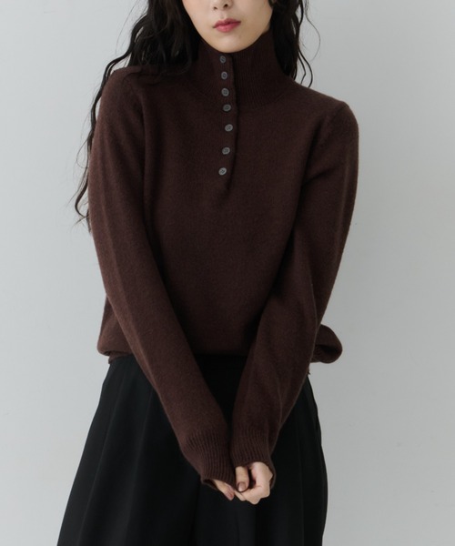 NUJOH（ヌゾ）の「Half Button High Neck Knit / ハーフボタンハイネックニット（Tシャツ/カットソー・レディース・レッド/ブラウン/ホワイト/チャコールグレー/ブラック・FREE）」の4枚目の写真