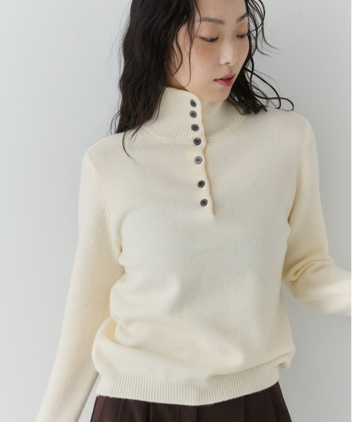 NUJOH（ヌゾ）の「Half Button High Neck Knit / ハーフボタンハイネックニット（Tシャツ/カットソー・レディース・レッド/ブラウン/ホワイト/チャコールグレー/ブラック・FREE）」の2枚目の写真