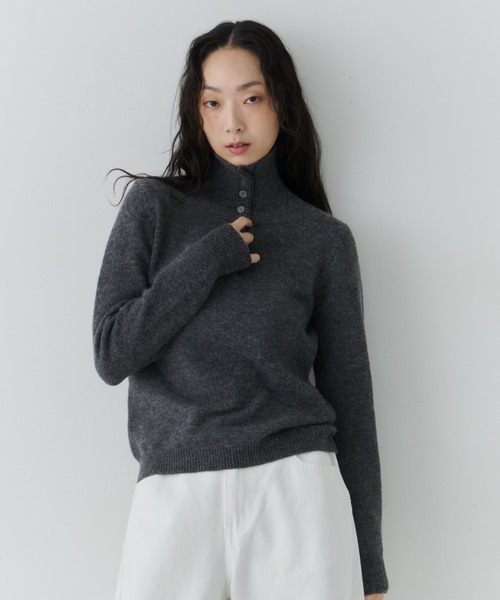 NUJOH（ヌゾ）の「Half Button High Neck Knit / ハーフボタンハイネックニット（Tシャツ/カットソー・レディース・レッド/ブラウン/ホワイト/チャコールグレー/ブラック・FREE）」の13枚目の写真