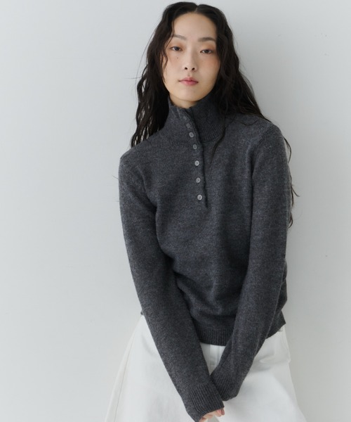 NUJOH（ヌゾ）の「Half Button High Neck Knit / ハーフボタンハイネックニット（Tシャツ/カットソー・レディース・レッド/ブラウン/ホワイト/チャコールグレー/ブラック・FREE）」の14枚目の写真