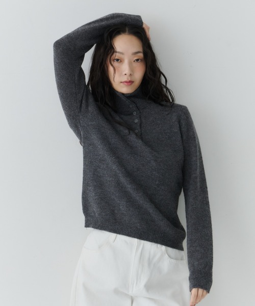 NUJOH（ヌゾ）の「Half Button High Neck Knit / ハーフボタンハイネックニット（Tシャツ/カットソー・レディース・レッド/ブラウン/ホワイト/チャコールグレー/ブラック・FREE）」の15枚目の写真