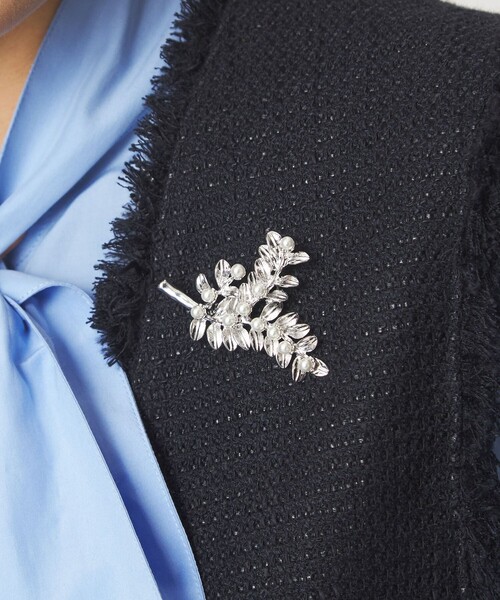 green label relaxing（グリーンレーベルリラクシング）の「リーフ＆フェイクパール ブローチ（ブローチ/コサージュ・レディース・ゴールド/シルバー・FREE）」の2枚目の写真