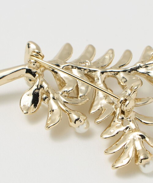 green label relaxing（グリーンレーベルリラクシング）の「リーフ＆フェイクパール ブローチ（ブローチ/コサージュ・レディース・ゴールド/シルバー・FREE）」の9枚目の写真