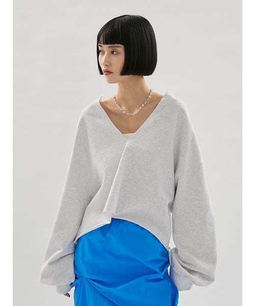 emmi（エミ）の「Vネックスウェットプルオーバー【セットアップ対応】（スウェット・レディース・チャコールグレー/レッド/ライトグレー・F）」の4枚目の写真