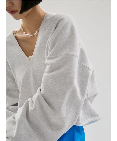 emmi（エミ）の「Vネックスウェットプルオーバー【セットアップ対応】（スウェット・レディース・チャコールグレー/レッド/ライトグレー・F）」の11枚目の写真