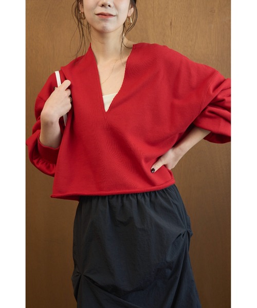 emmi（エミ）の「Vネックスウェットプルオーバー【セットアップ対応】（スウェット・レディース・チャコールグレー/レッド/ライトグレー・F）」の3枚目の写真