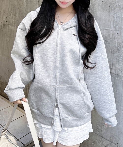 INGNI(イング)の「胸プレート付ダンボールダブルジップパーカー(パーカー・レディース・グレー/ライトピンク/ブラック/アイボリー・M)」の4枚目の写真