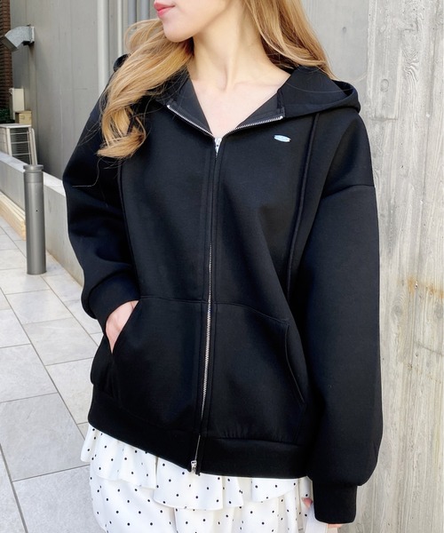 INGNI(イング)の「胸プレート付ダンボールダブルジップパーカー(パーカー・レディース・グレー/ライトピンク/ブラック/アイボリー・M)」の3枚目の写真