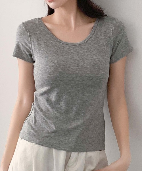 LOWO(ロワ)の「カップ付き 深めクルーネック デコルテきれい見え半袖Tシャツ(Tシャツ/カットソー・レディース・キャメル/ブラック/アイボリー/グレー・L/M/3L/2L)」の3枚目の写真