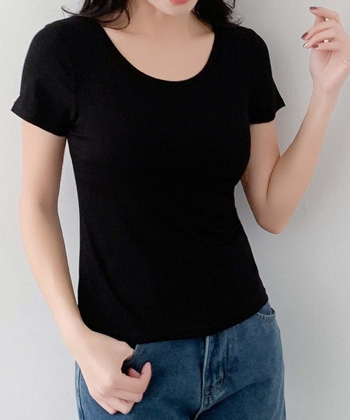 LOWO(ロワ)の「カップ付き 深めクルーネック デコルテきれい見え半袖Tシャツ(Tシャツ/カットソー・レディース・キャメル/ブラック/アイボリー/グレー・L/M/3L/2L)」の2枚目の写真