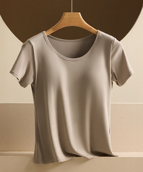 LOWO(ロワ)の「カップ付き 深めクルーネック デコルテきれい見え半袖Tシャツ(Tシャツ/カットソー・レディース・キャメル/ブラック/アイボリー/グレー・L/M/3L/2L)」の7枚目の写真