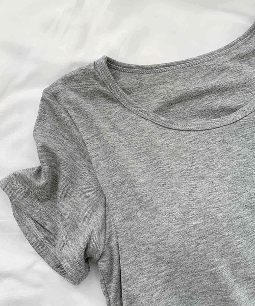 LOWO(ロワ)の「カップ付き 深めクルーネック デコルテきれい見え半袖Tシャツ(Tシャツ/カットソー・レディース・キャメル/ブラック/アイボリー/グレー・L/M/3L/2L)」の6枚目の写真