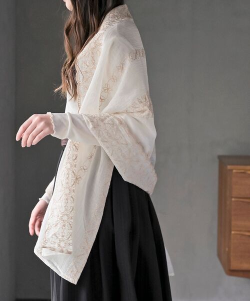 rps(アールピーエス)の「刺繍大判ストール(ストール/ショール・レディース・ミント/イエロー/アイボリー/ブルー・フリー)」の9枚目の写真