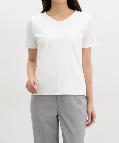 Honeys(ハニーズ)の「きれいめVネックTシャツ(Tシャツ/カットソー・レディース・ライトグレー/ホワイト/モカ/ブラック・S/M/LL/L)」の1枚目の写真