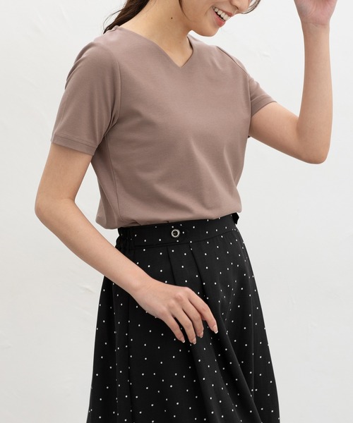 Honeys(ハニーズ)の「きれいめVネックTシャツ(Tシャツ/カットソー・レディース・ライトグレー/ホワイト/モカ/ブラック・S/M/LL/L)」の4枚目の写真