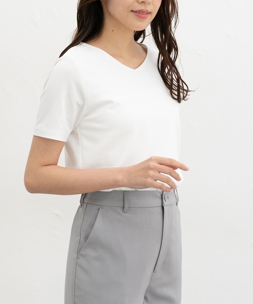 Honeys(ハニーズ)の「きれいめVネックTシャツ(Tシャツ/カットソー・レディース・ライトグレー/ホワイト/モカ/ブラック・S/M/LL/L)」の5枚目の写真