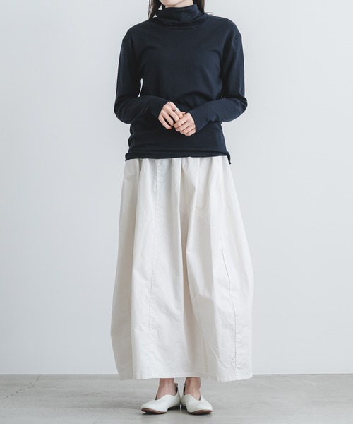 quadro(クオドロ)の「スーピマ接結ニットタートルネックプルオーバー(Tシャツ/カットソー・レディース・ダークネイビー/ブルーグレー/サンドベージュ・FREE)」の17枚目の写真