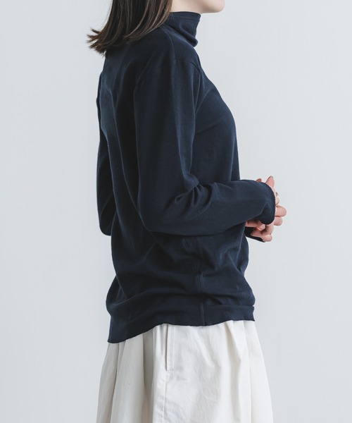 quadro(クオドロ)の「スーピマ接結ニットタートルネックプルオーバー(Tシャツ/カットソー・レディース・ダークネイビー/ブルーグレー/サンドベージュ・FREE)」の22枚目の写真