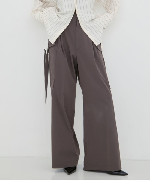 UJOH(ウジョー)の「【UJOH/ウジョー】《STUDIOUS別注》別注Wide-Leg Flap Pocket Pants/ワイドレッグフラップポケットパンツ(スラックス・レディース・ブラック/ダークグレー・1/3/2)」の1枚目の写真