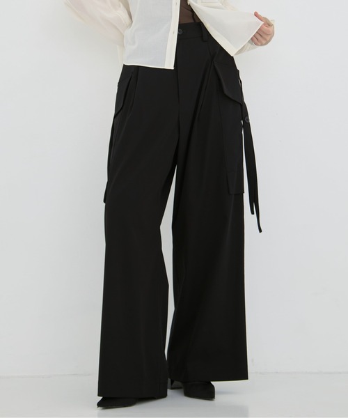 UJOH(ウジョー)の「【UJOH/ウジョー】《STUDIOUS別注》別注Wide-Leg Flap Pocket Pants/ワイドレッグフラップポケットパンツ(スラックス・レディース・ブラック/ダークグレー・1/3/2)」の2枚目の写真