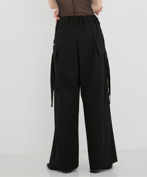 UJOH(ウジョー)の「【UJOH/ウジョー】《STUDIOUS別注》別注Wide-Leg Flap Pocket Pants/ワイドレッグフラップポケットパンツ(スラックス・レディース・ブラック/ダークグレー・1/3/2)」の8枚目の写真