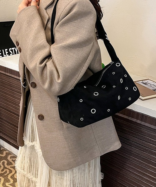MEMECLE(メメクル)の「【 MEMECLE / メメクル 】2way アイレット スエードショルダーバッグ(ショルダーバッグ・レディース・ホワイト/ブラウン/ブラック/ライトブラウン/カーキ・FREE)」の2枚目の写真