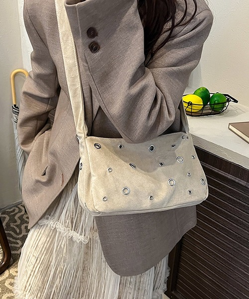MEMECLE(メメクル)の「【 MEMECLE / メメクル 】2way アイレット スエードショルダーバッグ(ショルダーバッグ・レディース・ホワイト/ブラウン/ブラック/ライトブラウン/カーキ・FREE)」の6枚目の写真