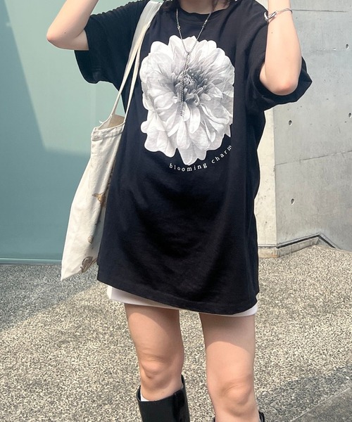 BLOOMING CHARM(ブルーミングチャーム)の「Flower monotone print big T-shirt(Tシャツ/カットソー・レディース・ブラック・X-LARGE)」の1枚目の写真
