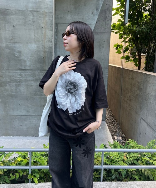 BLOOMING CHARM(ブルーミングチャーム)の「Flower monotone print big T-shirt(Tシャツ/カットソー・レディース・ブラック・X-LARGE)」の5枚目の写真