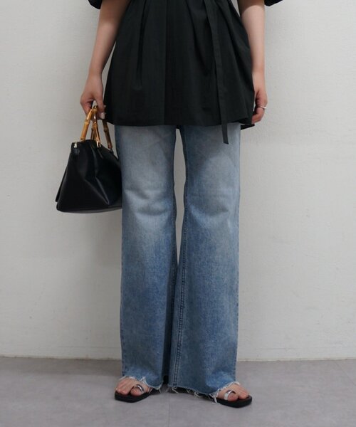 LOUNGEDRESS(ラウンジドレス)の「【YANUK/ヤヌーク】CLAIRE(FLARE)(デニムパンツ・レディース・ブルー・25/24/23/26)」の1枚目の写真