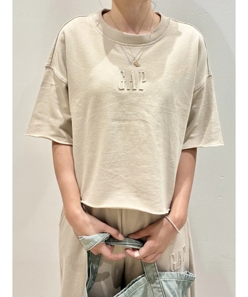 GAP（ギャップ）の「フレンチテリー オーバーサイズ 裾ロールアップ クロップドスウェットシャツ（スウェット・レディース・ブラック/ベージュ/ブラウン・S/M/L/XXS/XS/XL）」の3枚目の写真