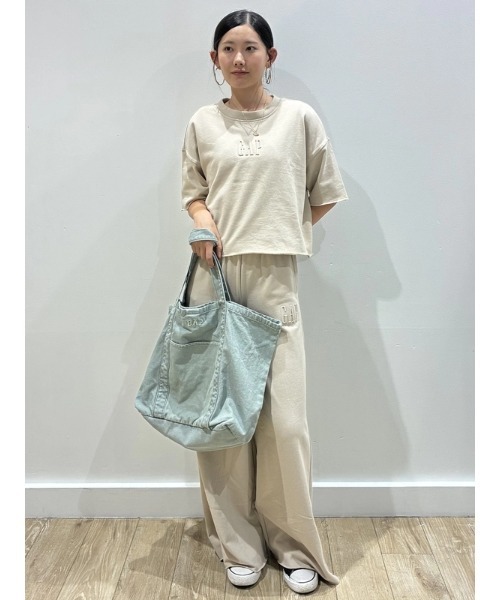 GAP（ギャップ）の「フレンチテリー オーバーサイズ 裾ロールアップ クロップドスウェットシャツ（スウェット・レディース・ブラック/ベージュ/ブラウン・S/M/L/XXS/XS/XL）」の8枚目の写真