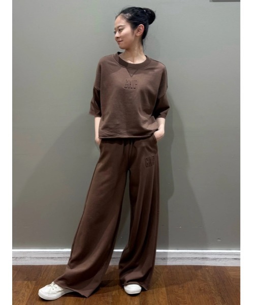 GAP（ギャップ）の「フレンチテリー オーバーサイズ 裾ロールアップ クロップドスウェットシャツ（スウェット・レディース・ブラック/ベージュ/ブラウン・S/M/L/XXS/XS/XL）」の15枚目の写真
