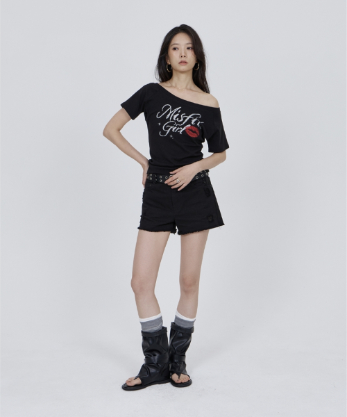 CONY（コール アウト ニューイヤー）の「コニー ミスフィット キス グリッター オフショルダーTシャツ / ブラック（Tシャツ/カットソー・レディース・その他・OS）」の3枚目の写真