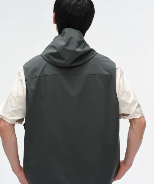 MODE COMMUTER（モードコミューター）の「Relaxed-Fit Hooded Vest（ベスト・メンズ・ダークグリーン・SMALL/MEDIUM/LARGE）」の4枚目の写真