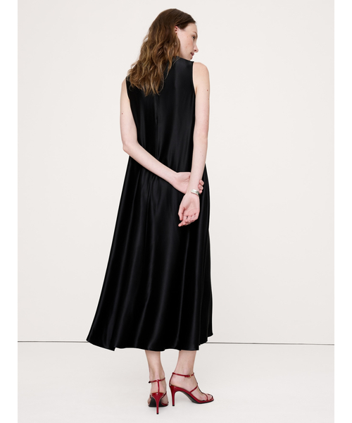 Banana Republic(バナナリパブリック)の「イタリアン サテン スリーブレス トラピーズ ドレス(ワンピース・レディース・ホワイト/ブラック・XS/S/M/L)」の4枚目の写真