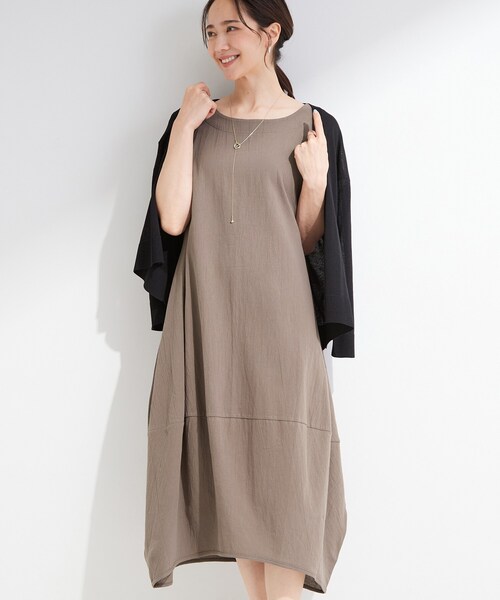 SHOO・LA・RUE(シューラルー)の「【S-LL/洗濯機可/体型カバー】ふんわりラインが女性らしい コクーンワンピース(ワンピース・レディース・ブラック/ブルー/ブラウン系・04/03/02/01)」の2枚目の写真