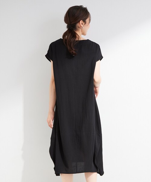 SHOO・LA・RUE(シューラルー)の「【S-LL/洗濯機可/体型カバー】ふんわりラインが女性らしい コクーンワンピース(ワンピース・レディース・ブラック/ブルー/ブラウン系・04/03/02/01)」の8枚目の写真