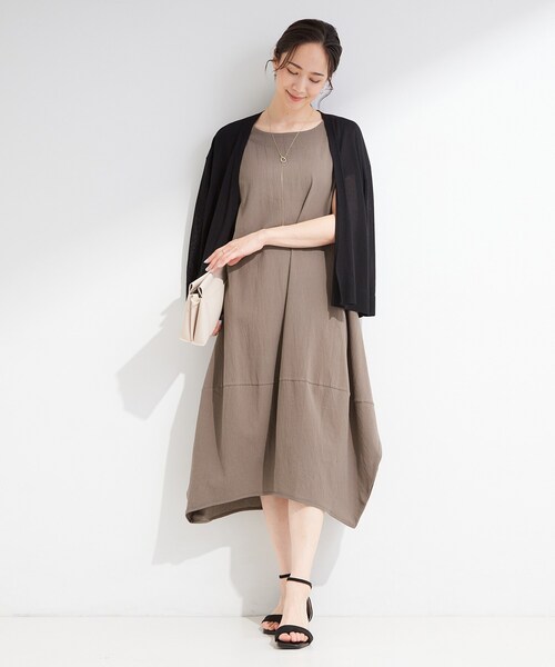 SHOO・LA・RUE(シューラルー)の「【S-LL/洗濯機可/体型カバー】ふんわりラインが女性らしい コクーンワンピース(ワンピース・レディース・ブラック/ブルー/ブラウン系・04/03/02/01)」の13枚目の写真