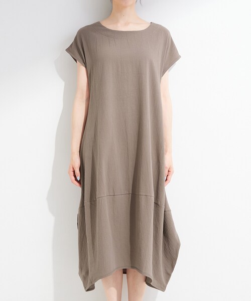 SHOO・LA・RUE(シューラルー)の「【S-LL/洗濯機可/体型カバー】ふんわりラインが女性らしい コクーンワンピース(ワンピース・レディース・ブラック/ブルー/ブラウン系・04/03/02/01)」の19枚目の写真