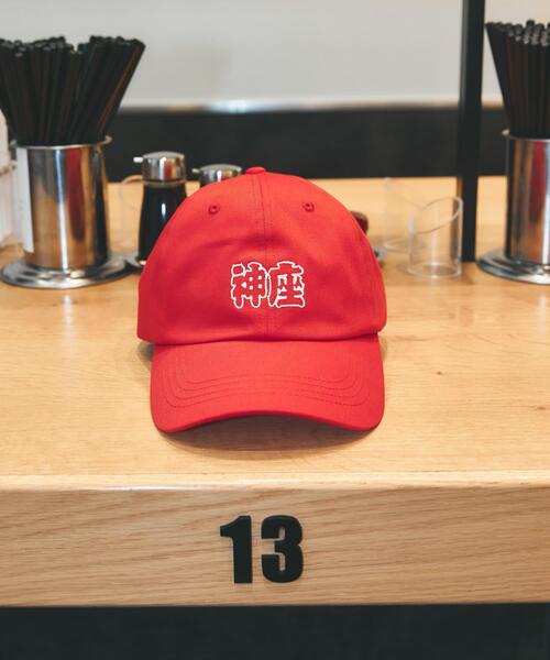 Collaboration URBAN RESEARCH(コラボレーションアーバンリサーチ)の「KAMUKURA×UR CAP Kamukura(キャップ・レディース・ブラック/レッド・ONE)」の1枚目の写真